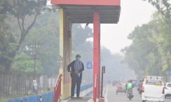 Berkendara Mobil di Tengah Kabut Asap